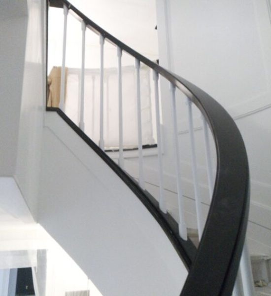 Escaleras con pasamanos lacados